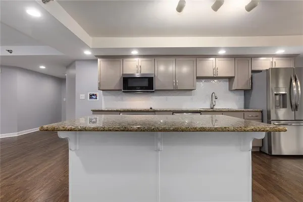 $305,000 | 600 Admiral Boulevard, Unit 601, Kansas City, MO 64106