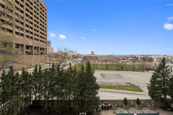 $305,000 | 600 Admiral Boulevard, Unit 601, Kansas City, MO 64106