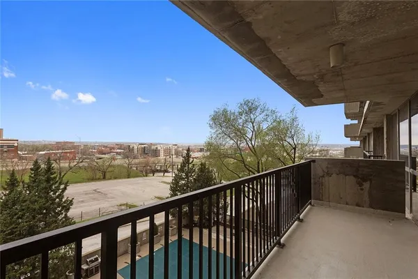 $305,000 | 600 Admiral Boulevard, Unit 601, Kansas City, MO 64106