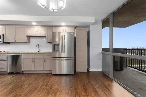 $305,000 | 600 Admiral Boulevard, Unit 601, Kansas City, MO 64106