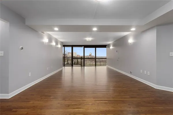 $305,000 | 600 Admiral Boulevard, Unit 601, Kansas City, MO 64106