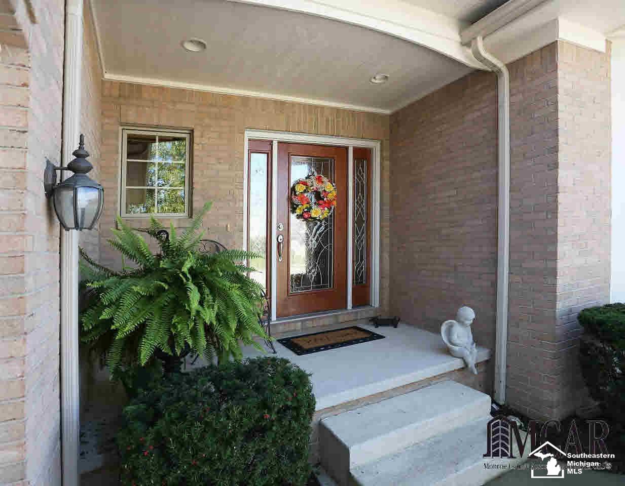 527 Ridge Point Drive Dundee, MI 48131 - Photo 3 of 38 Gallery Image 3