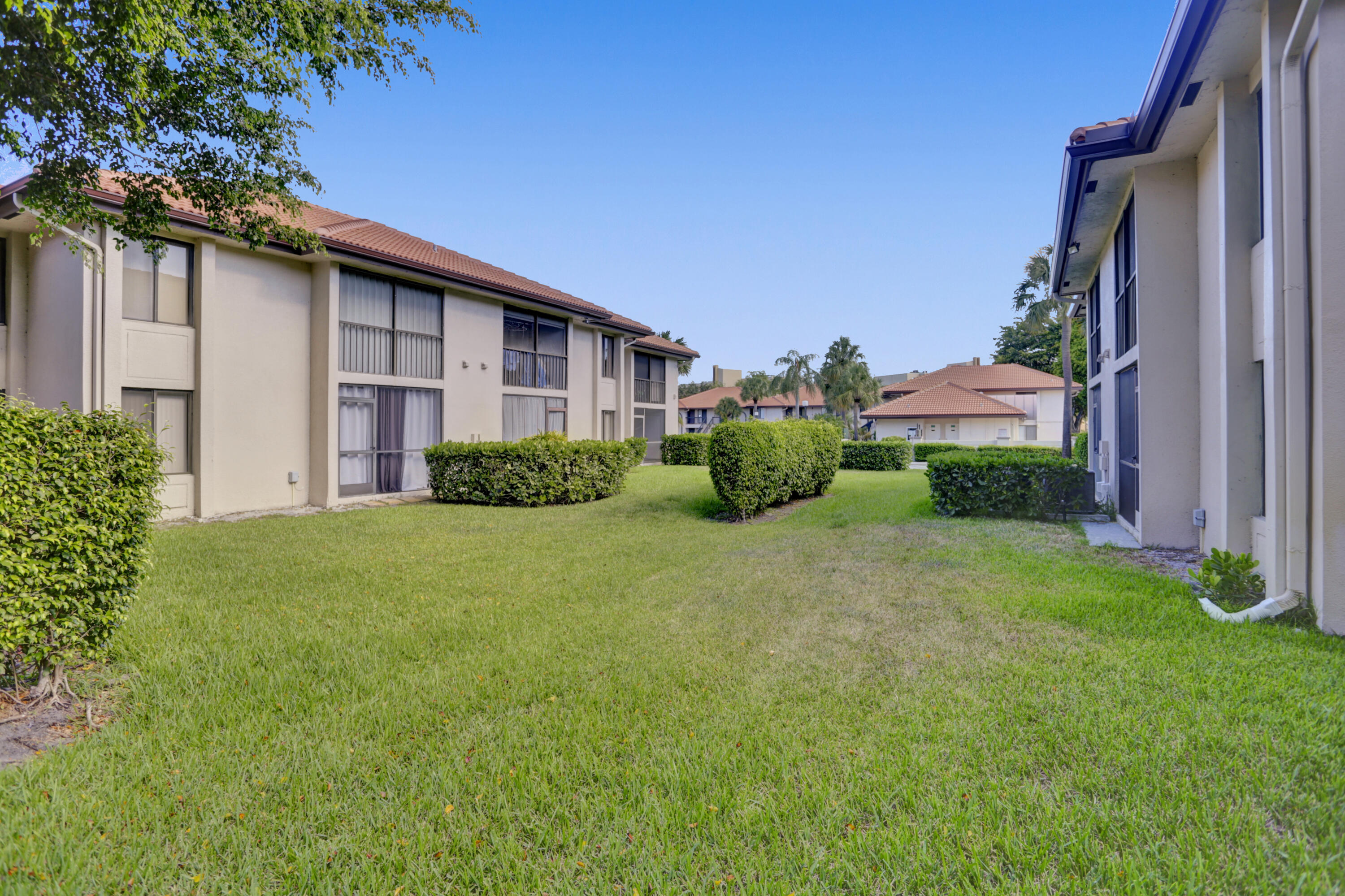 300 East Club Circle, Unit 204 Boca Raton, FL 33487 - Photo 36 of 39 Garden Area