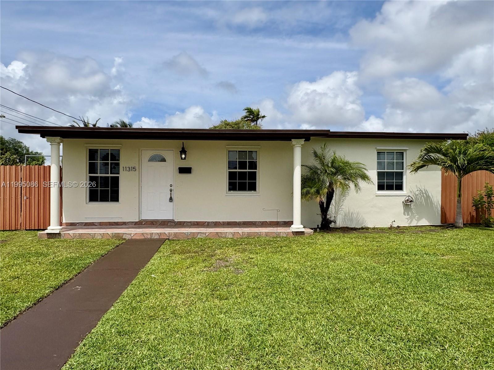 a view of a house with backyard and a garden