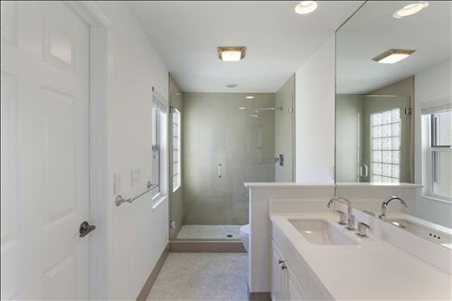 655 Pelican Way Delray Beach, FL 33483 - Photo 12 of 31 Guest Bath