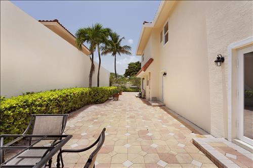 655 Pelican Way Delray Beach, FL 33483 - Photo 20 of 31 Walkway