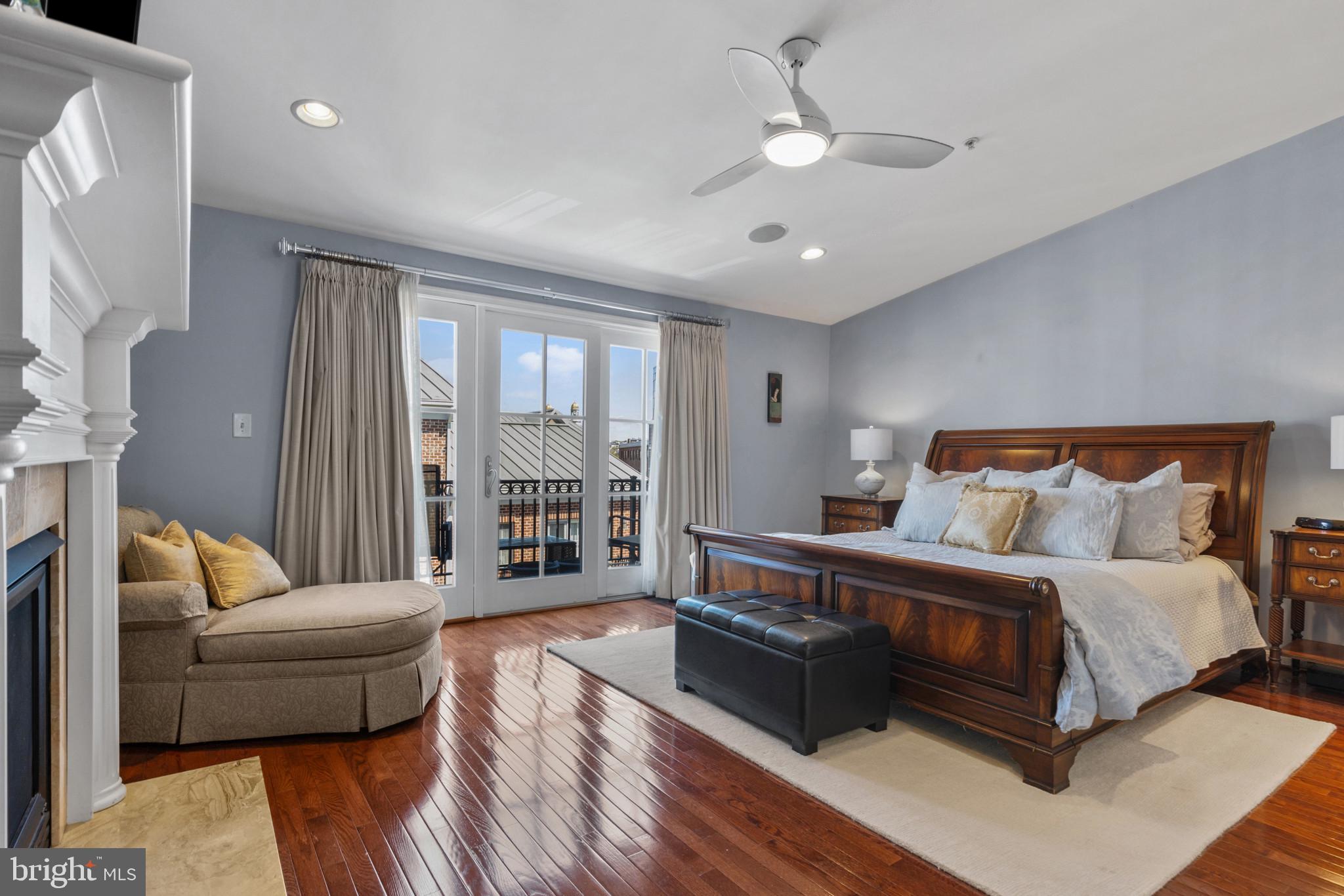 1262 Dockside Circle Baltimore, MD 21224 - Photo 20 of 35 a bedroom with a bed couch and a large window