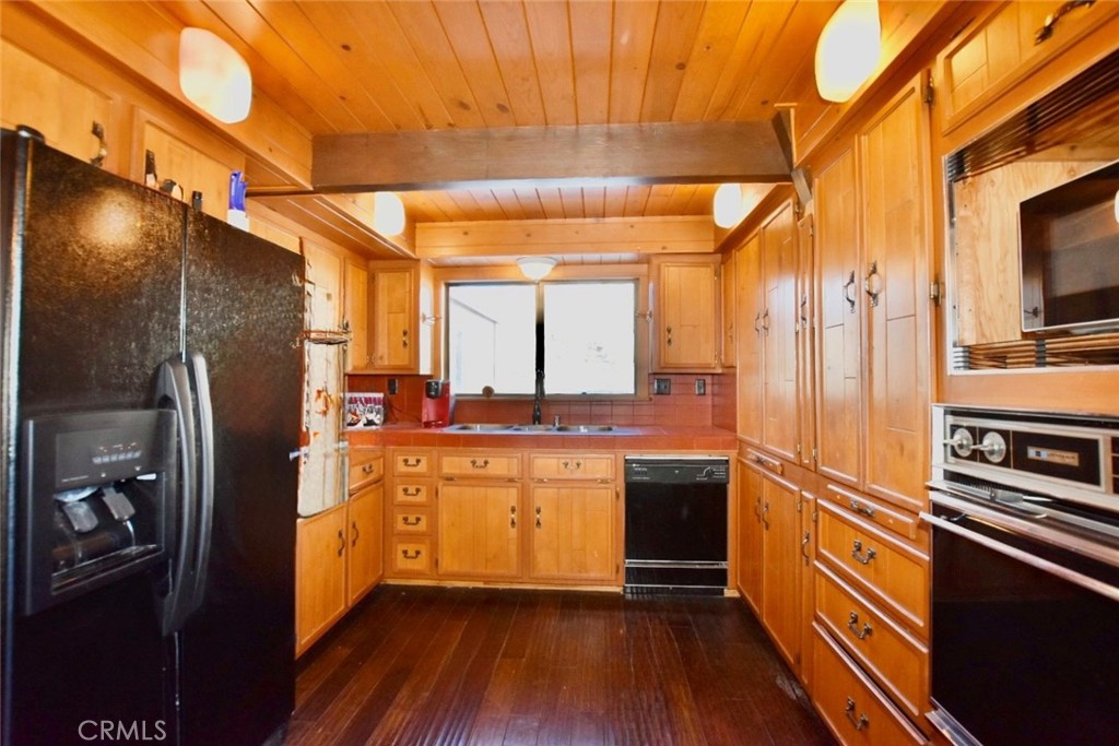 29551 Springwood Court Tehachapi, CA 93561 - Photo 6 of 19 a kitchen with stainless steel appliances granite countertop a refrigerator a stove and a sink