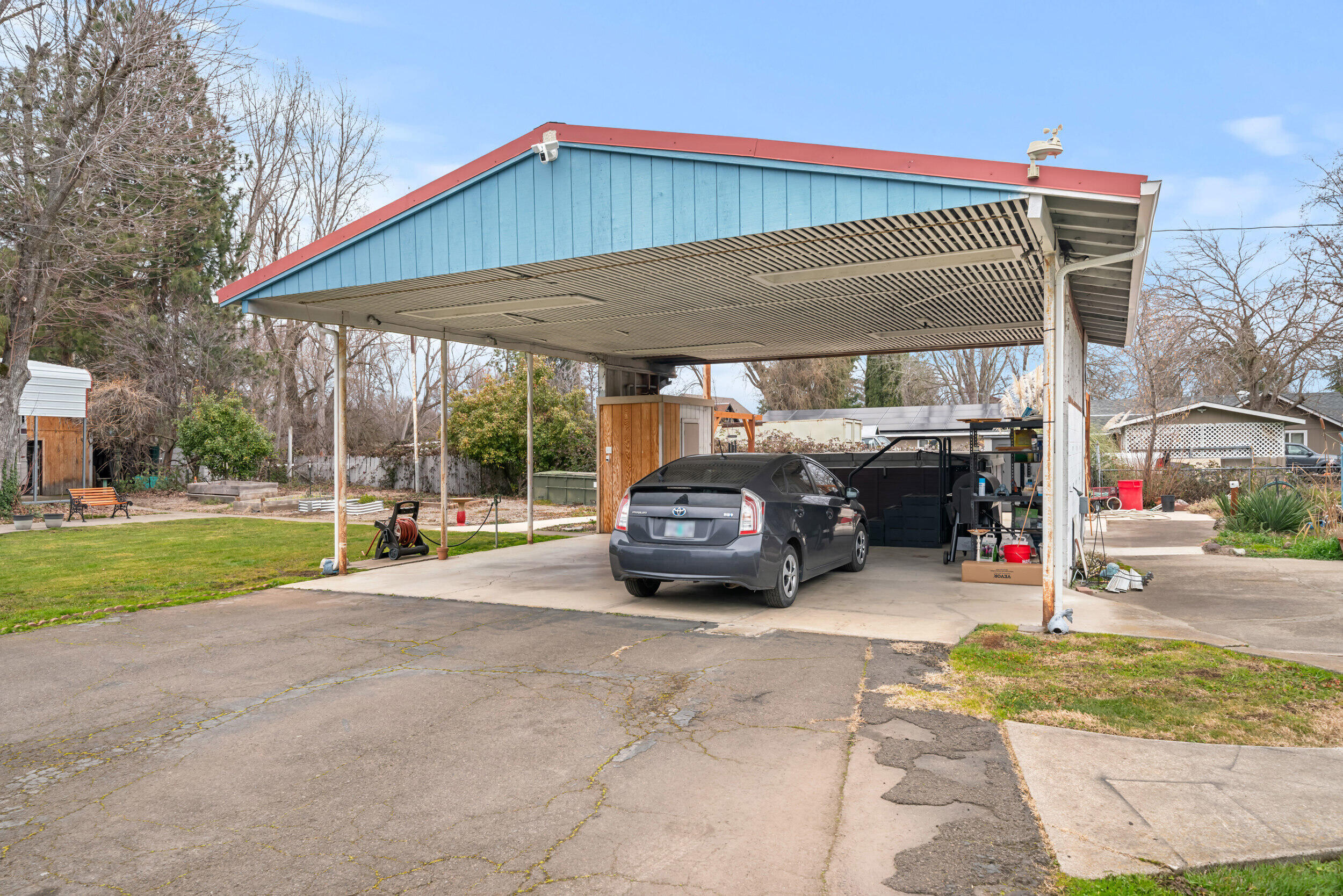 1654 Thomas Road Medford, OR 97501 - Photo 21 of 46 Huge permanent carport