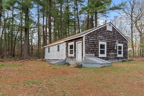 a view of a house with backyard