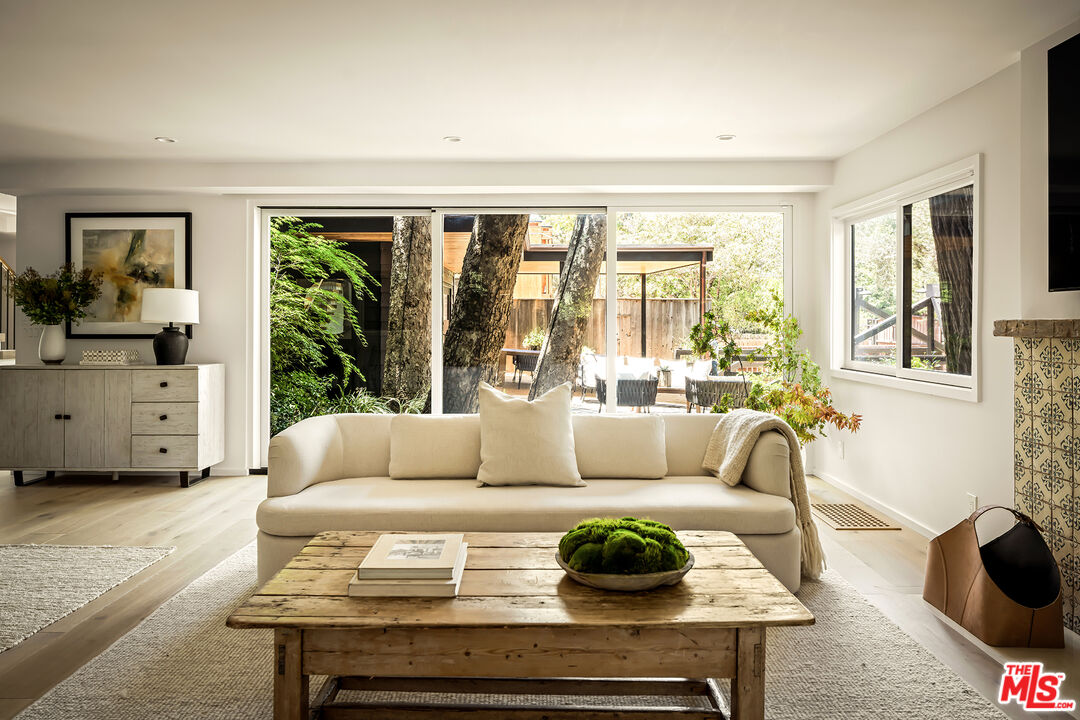 327 East Rustic Road Santa Monica, CA 90402 - Photo 11 of 37