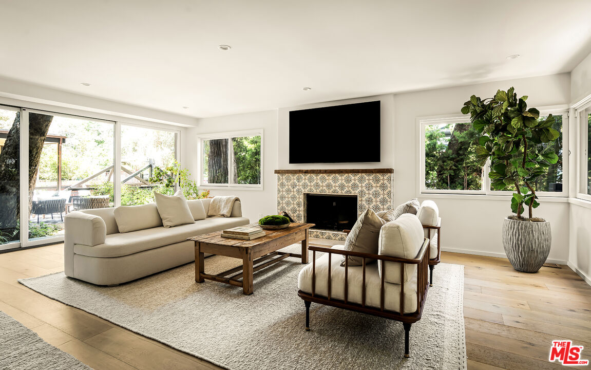 327 East Rustic Road Santa Monica, CA 90402 - Photo 12 of 37