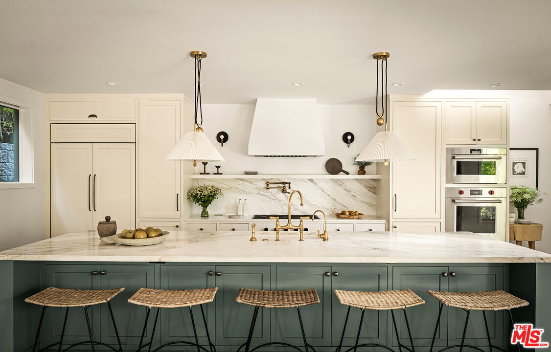 327 East Rustic Road Santa Monica, CA 90402 - Photo 14 of 37