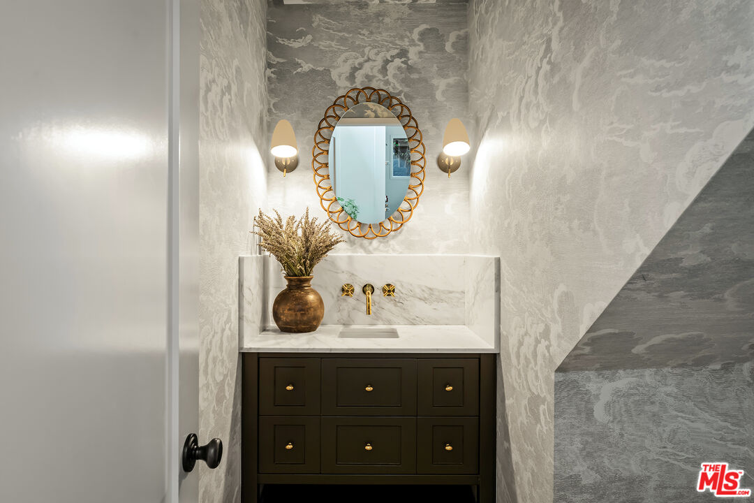 327 East Rustic Road Santa Monica, CA 90402 - Photo 15 of 37