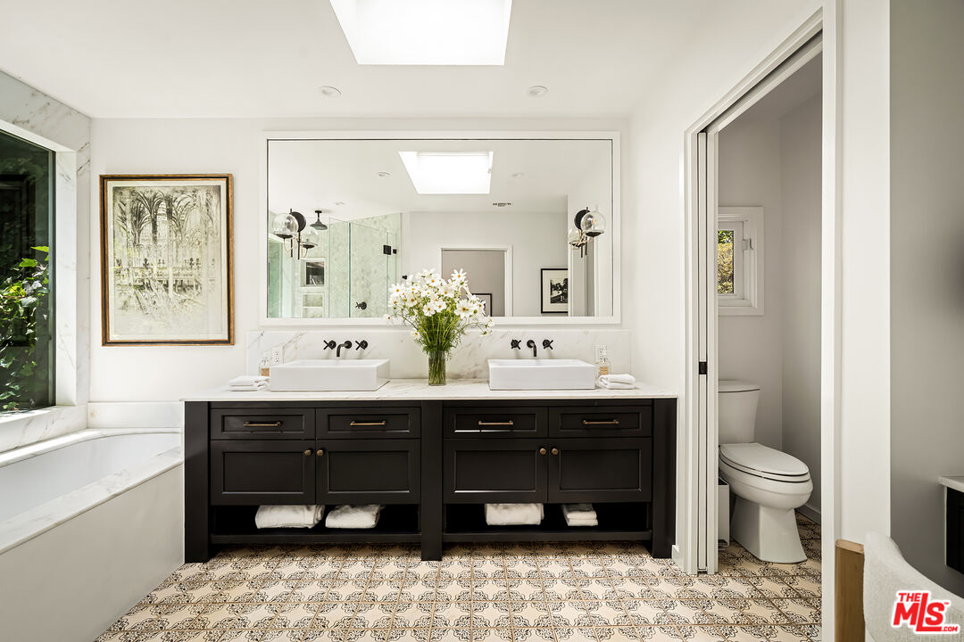 327 East Rustic Road Santa Monica, CA 90402 - Photo 25 of 37