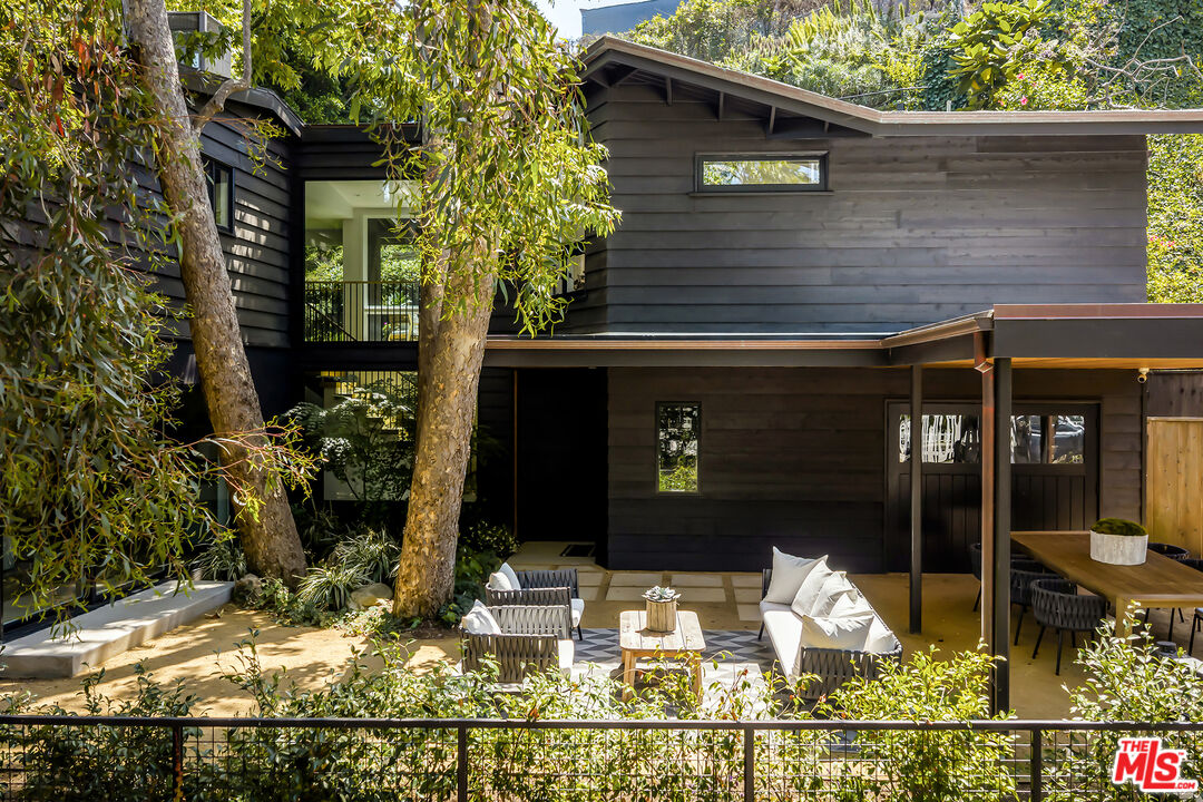 327 East Rustic Road Santa Monica, CA 90402 - Photo 5 of 37