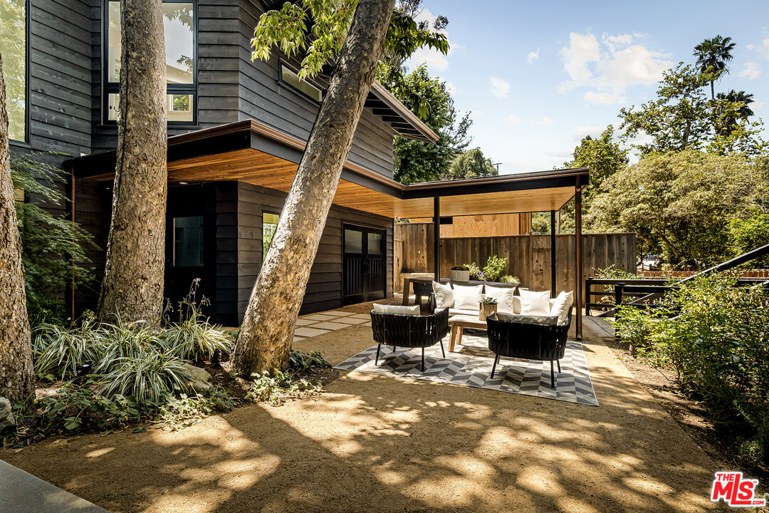 327 East Rustic Road Santa Monica, CA 90402 - Photo 7 of 37