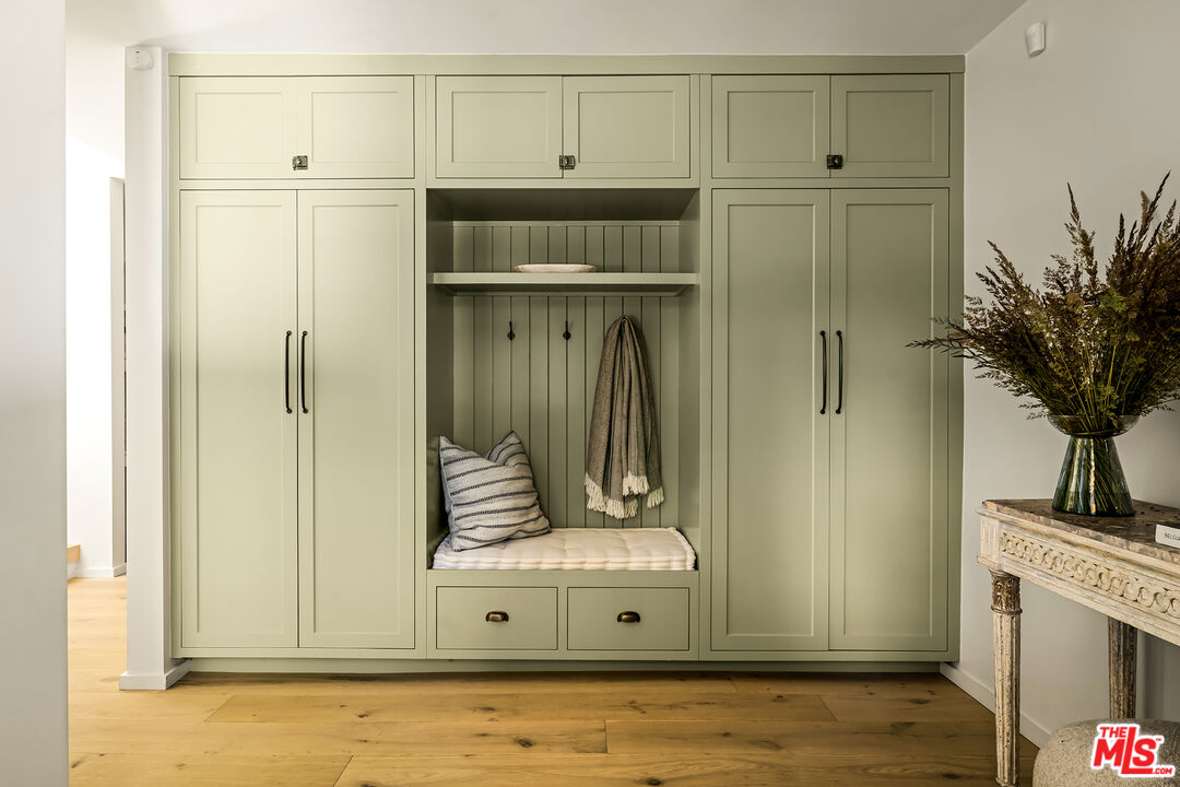 327 East Rustic Road Santa Monica, CA 90402 - Photo 8 of 37