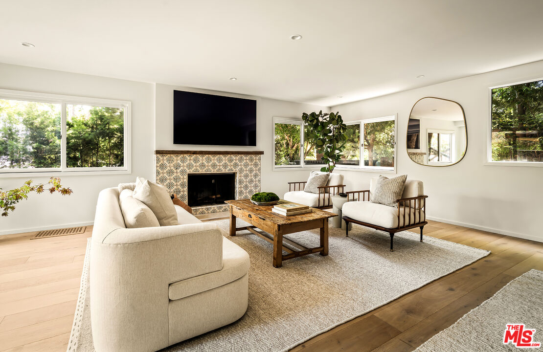 327 East Rustic Road Santa Monica, CA 90402 - Photo 9 of 37