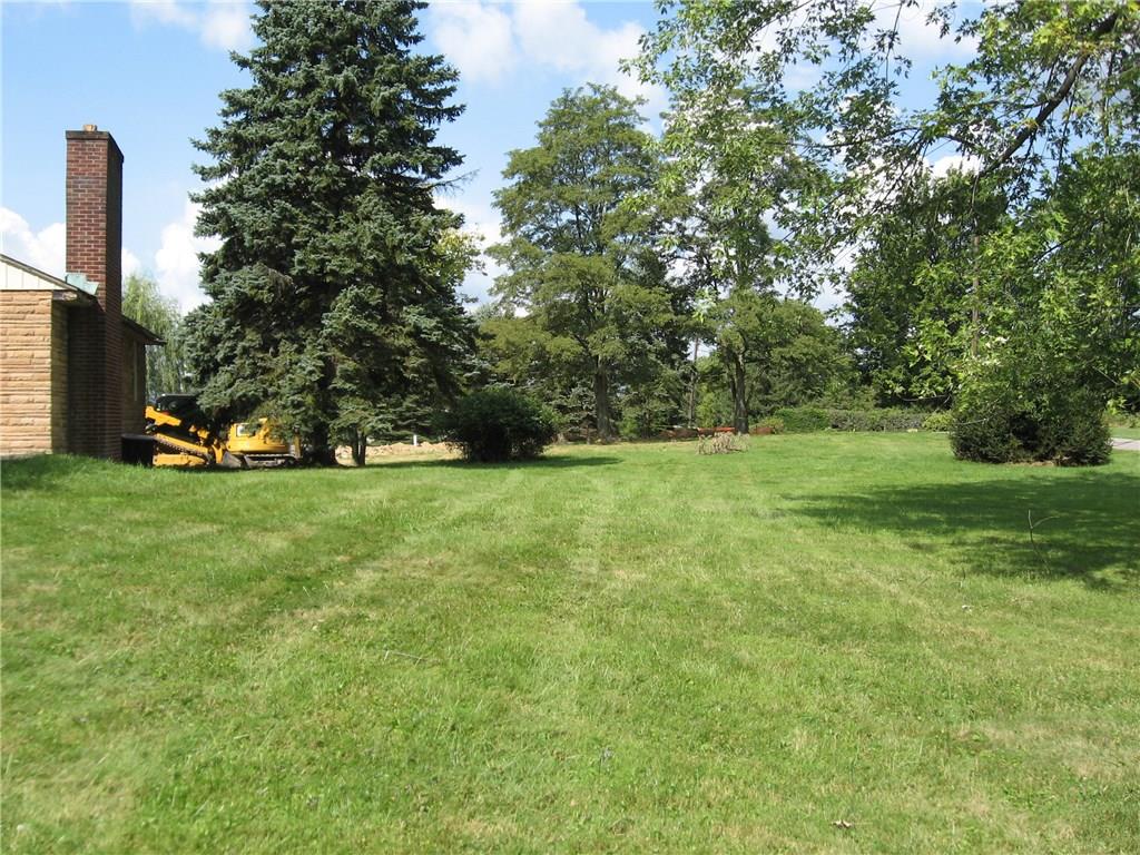 113 Howard Road Sewickley, PA 15143 - Photo 3 of 7 Side yard view.