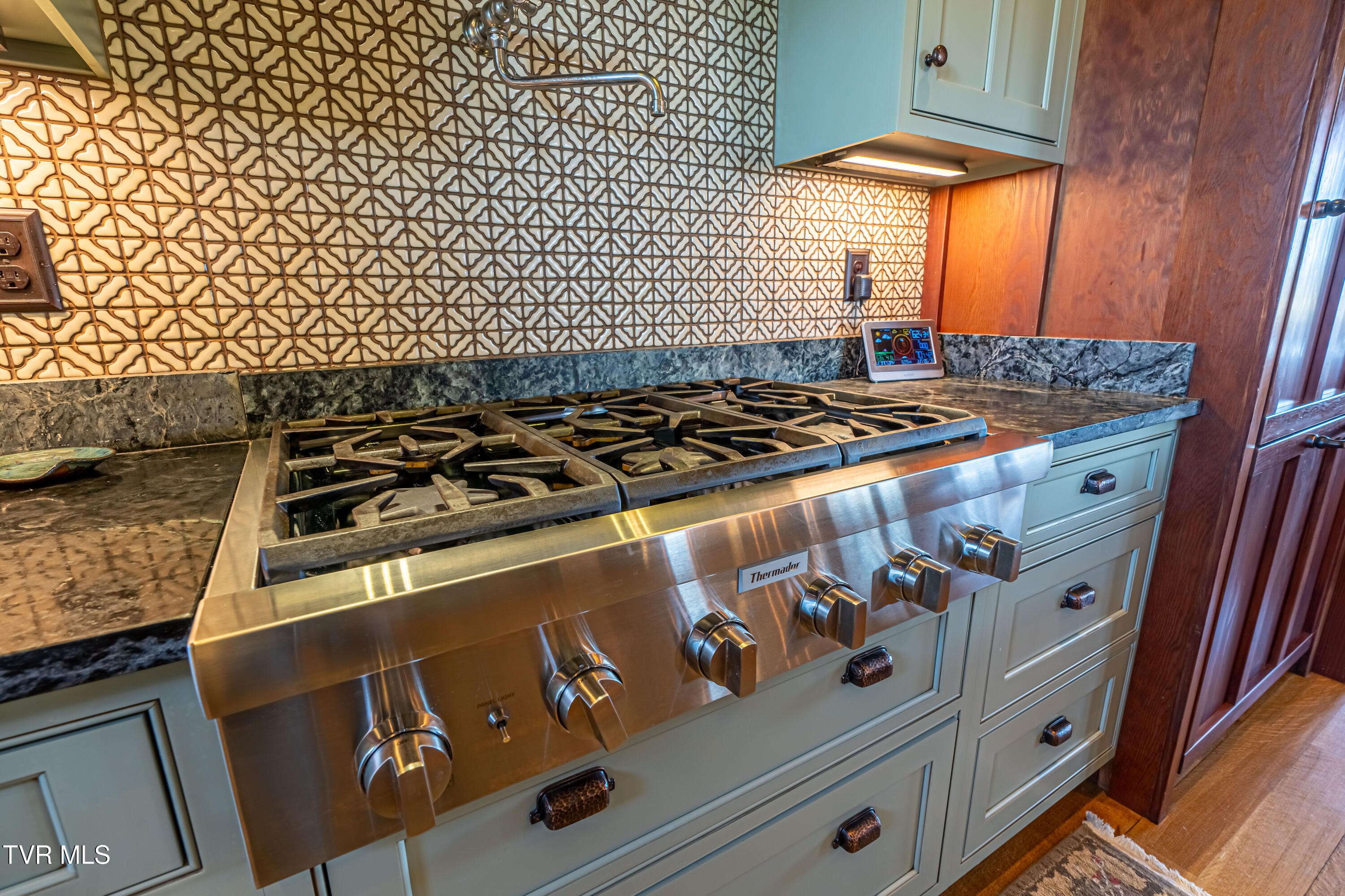 28120 Osceola Road Abingdon, VA 24211 - Photo 23 of 90 Thermador Rangetop