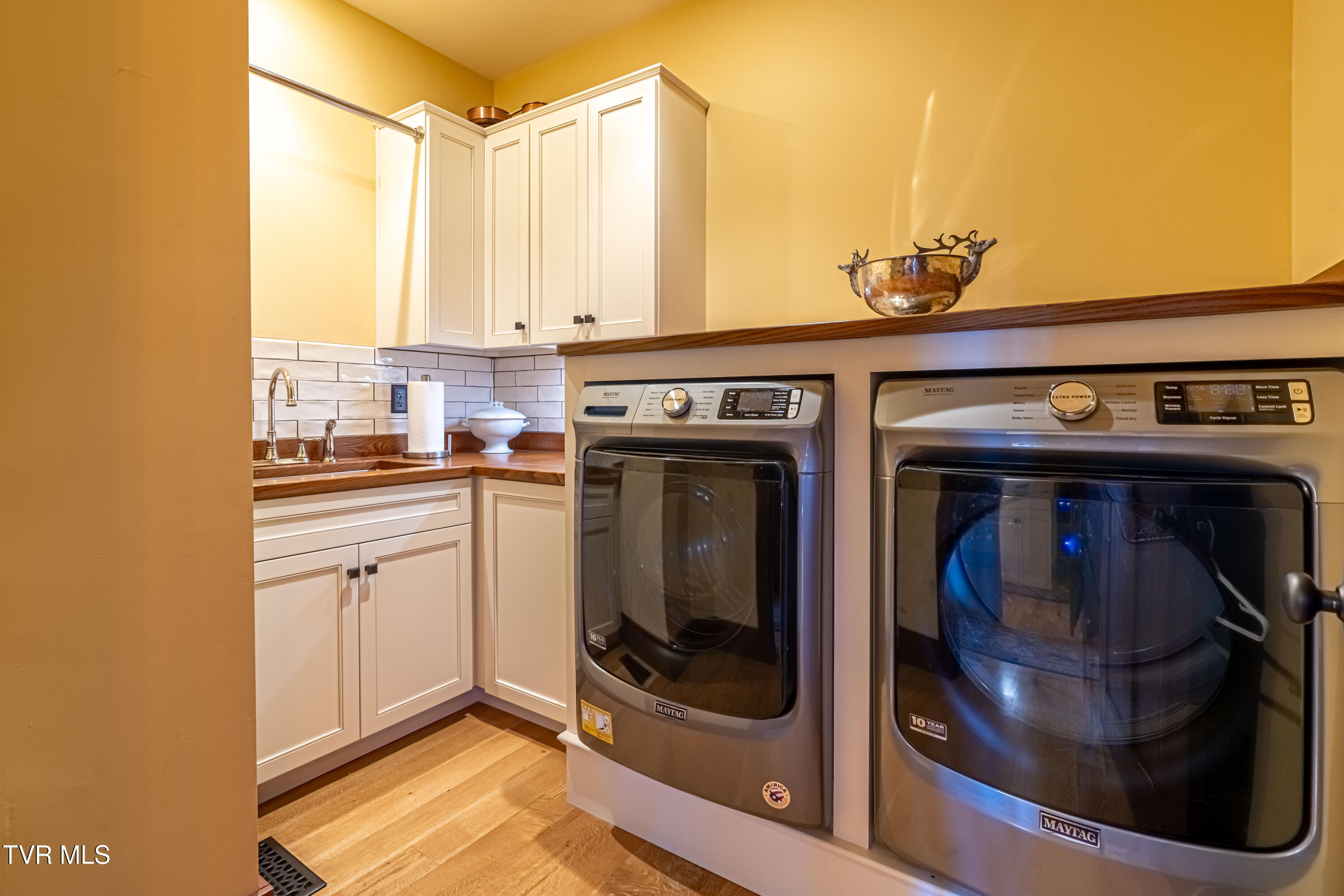 28120 Osceola Road Abingdon, VA 24211 - Photo 34 of 90 Laundry with sink