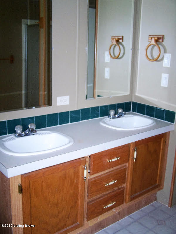 3768 Springfield Road Elizabethtown, KY 42701 - Photo 9 of 14 Bathroom