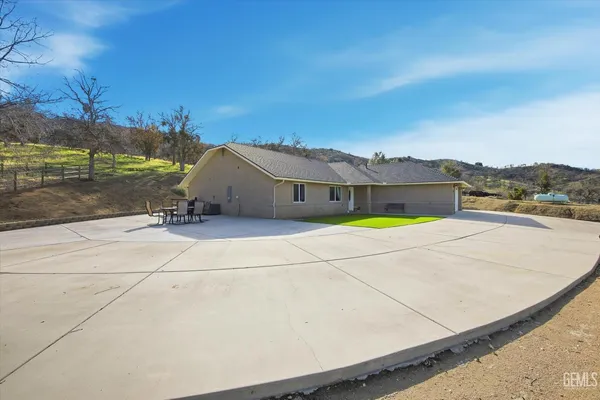 a view of an outdoor space and a backyard