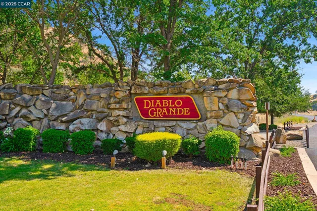 a sign that is sitting on a brick wall