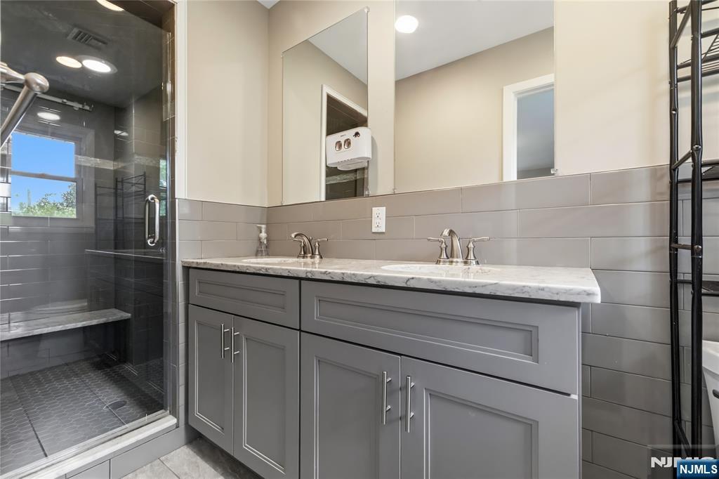 377 Chelsea Street Paramus, NJ 07652 - Photo 14 of 30 Gallery Image 14