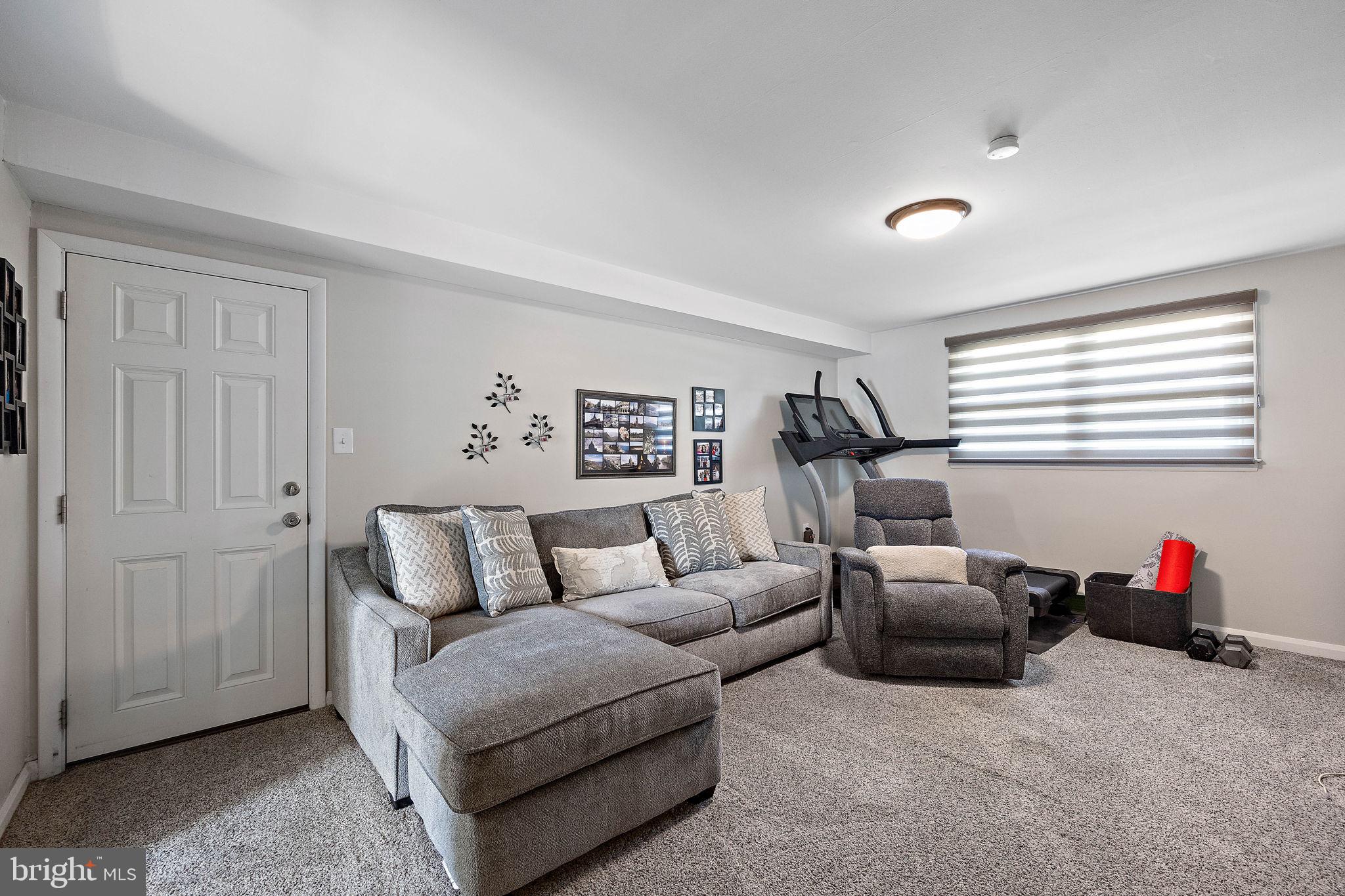 1010 Graylyn Road Wilmington, DE 19803 - Photo 20 of 32 a living room with furniture and a window