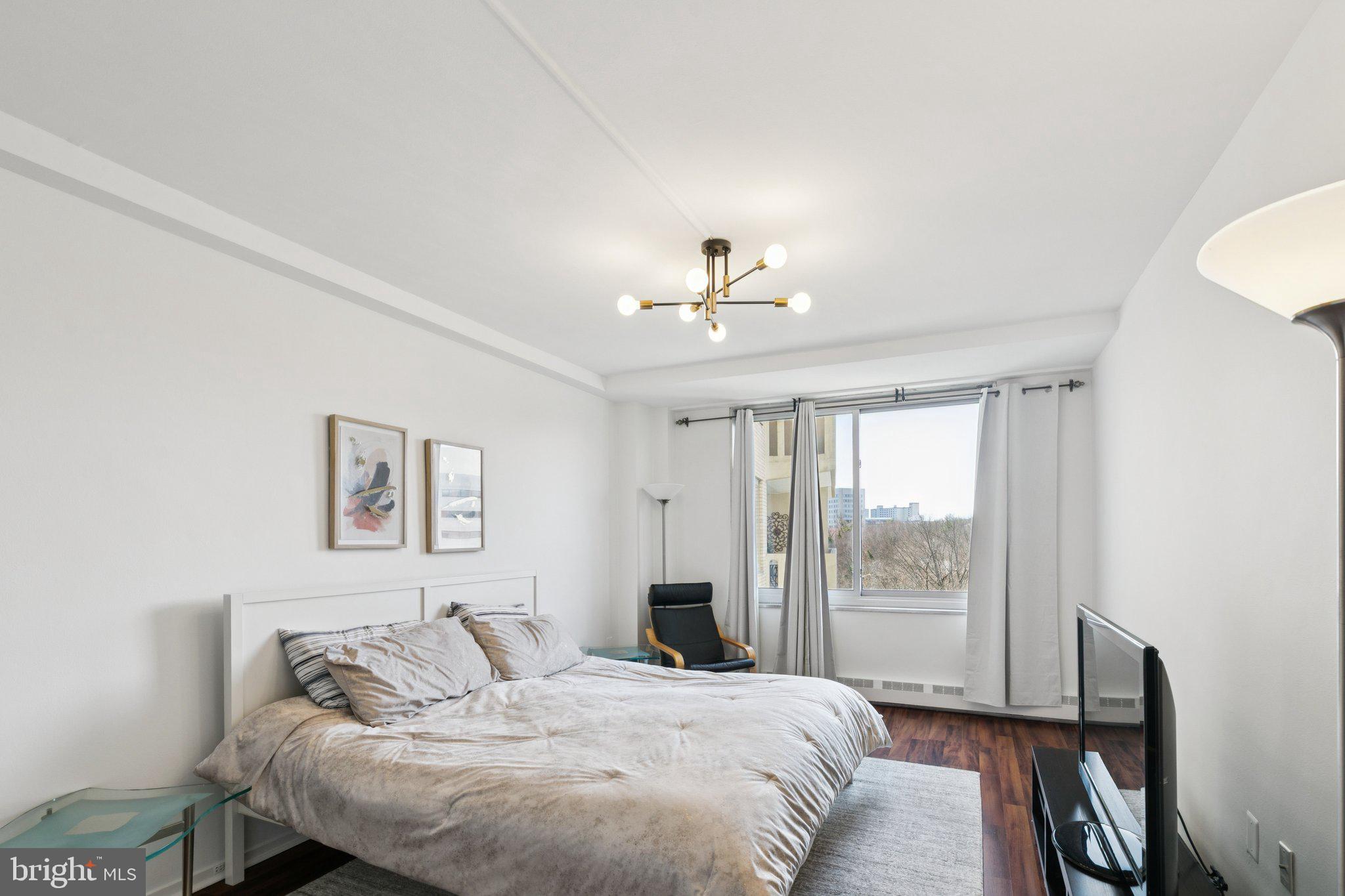 191 Presidential Boulevard, Unit R724 Bala Cynwyd, PA 19004 - Photo 10 of 19 a bedroom with a large bed and a window