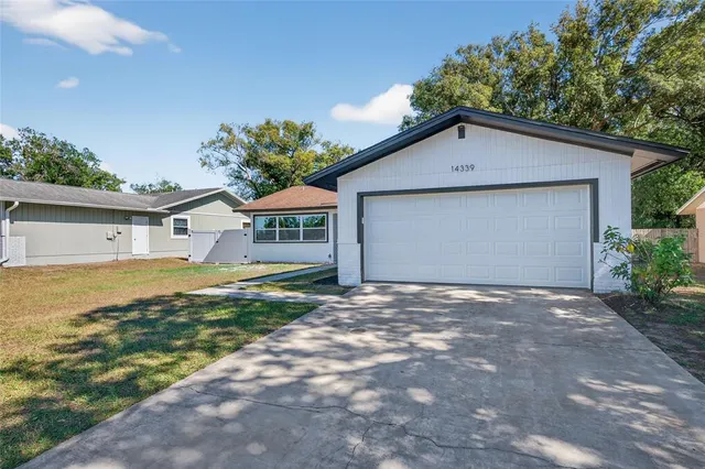 a view of a house with backyard and garden