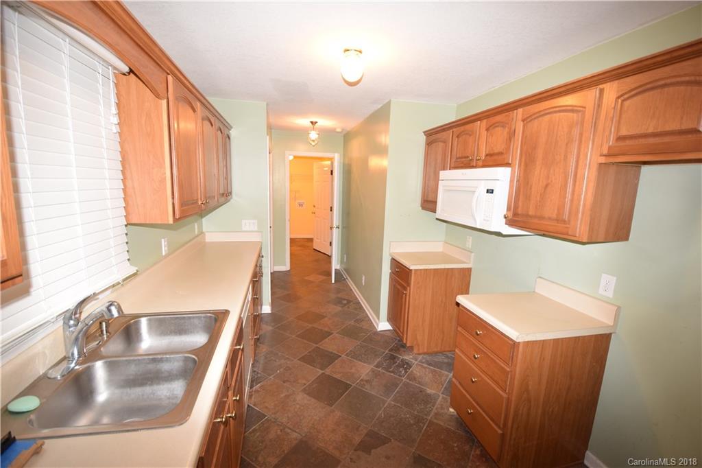 171 Hunters Trace Rutherfordton, NC 28139 - Photo 10 of 24 a bathroom with a sink a mirror and a bathtub