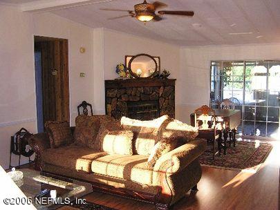 143 Sand Lake Road Interlachen, FL 32148 - Photo 3 of 5 Living Room