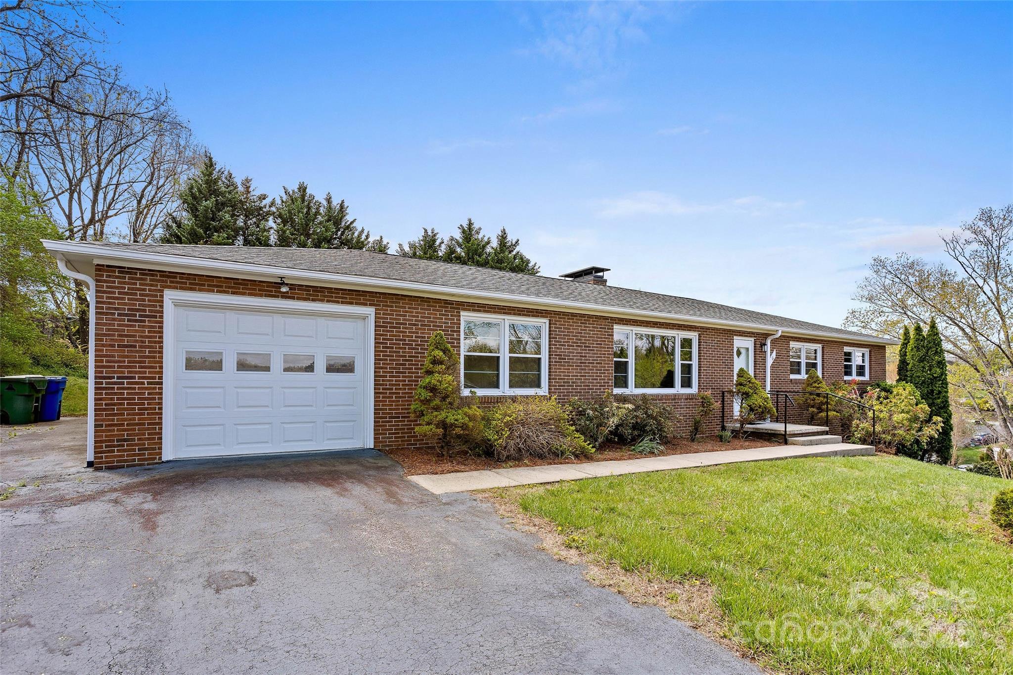 11 Allesarn Road Asheville, NC 28804 - Photo 5 of 48 Gallery Image 5