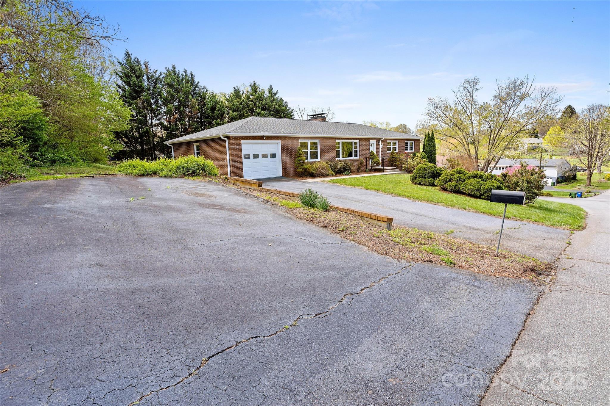 11 Allesarn Road Asheville, NC 28804 - Photo 6 of 48 Gallery Image 6