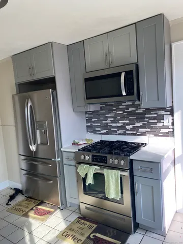 $2,500 | 452 Summit Street, Unit 2, Bridgeport, CT 06606