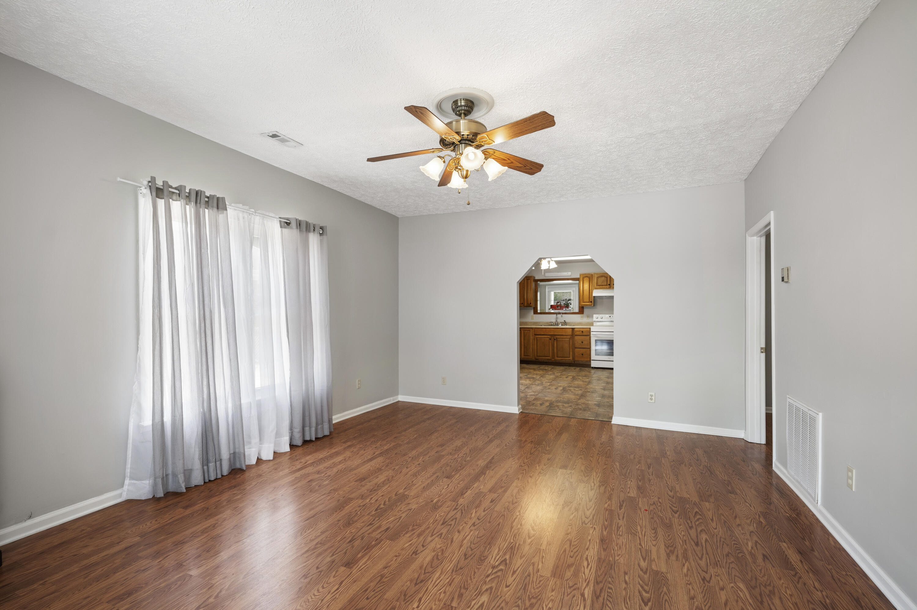1210 South Irvine Road Irvine, KY 40336 - Photo 5 of 27 20260420-1210-S-Irvine-Rd-fh-032
