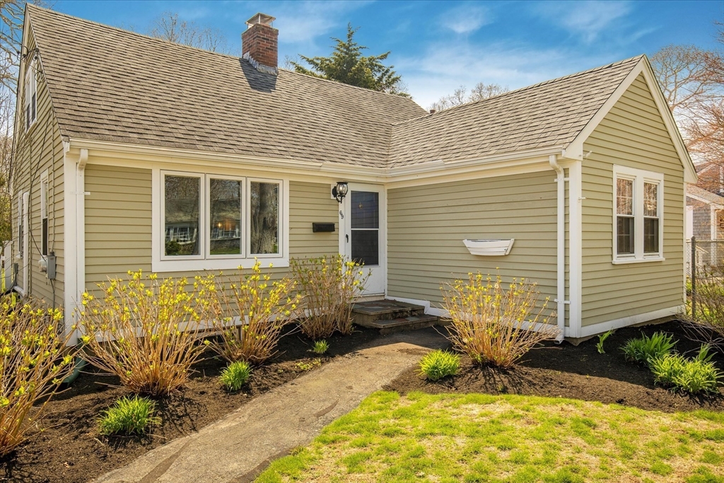 69 Jericho Path Falmouth, MA 02540 - Photo 5 of 42 a front view of a house
