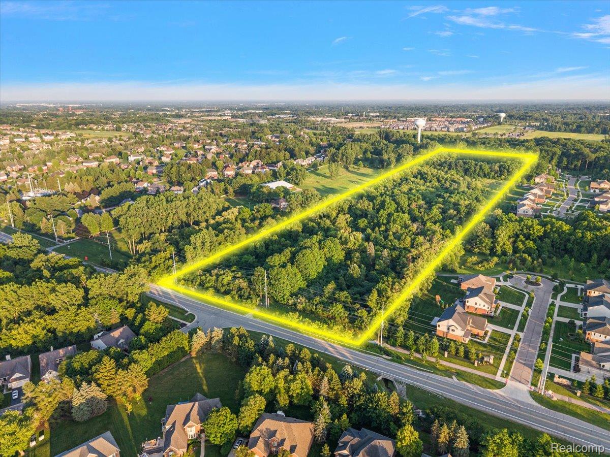 28-48151 Six Mile-2 Lot Lines.jpg