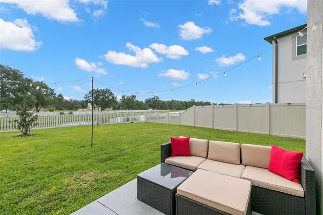 a view of an house with backyard and garden