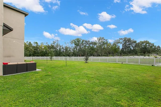 a view of a house with backyard