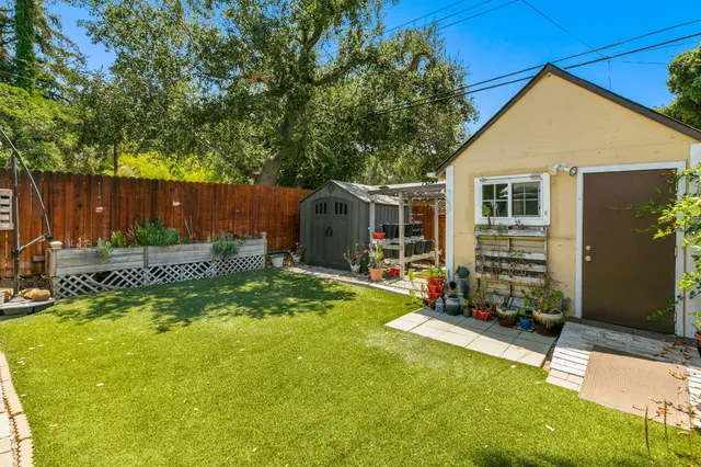 a view of back yard of the house