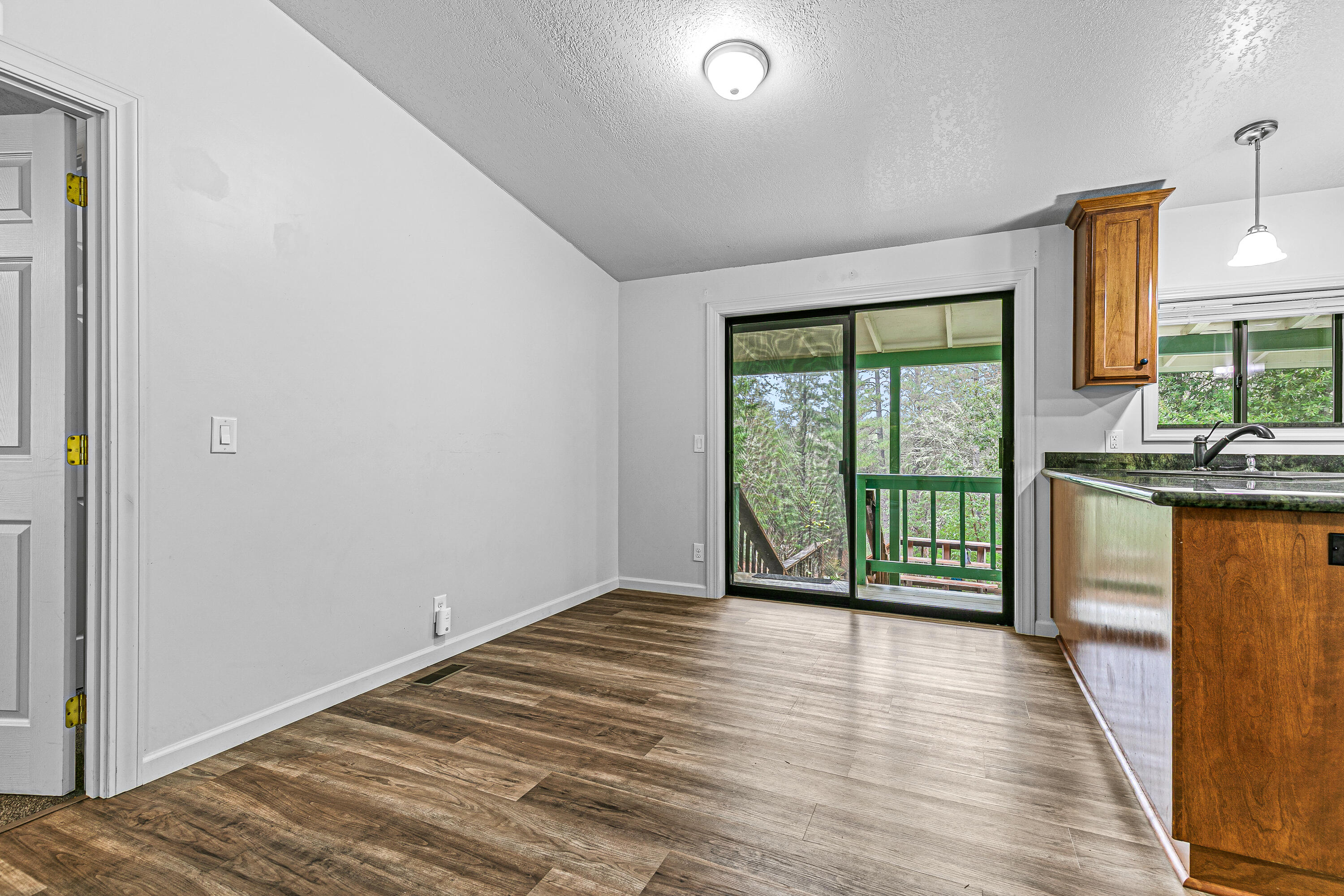 420 Crystal Springs Road Grants Pass, OR 97527 - Photo 17 of 40 Dining room