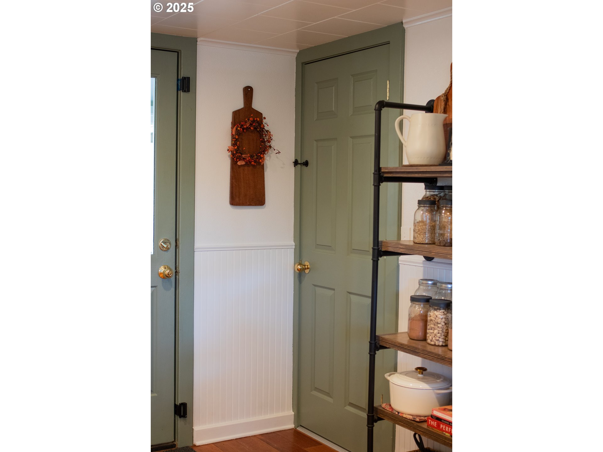43580 Old Foothill Road Richland, OR 97870 - Photo 14 of 33 a picture of a bathroom with a shower and a mirror