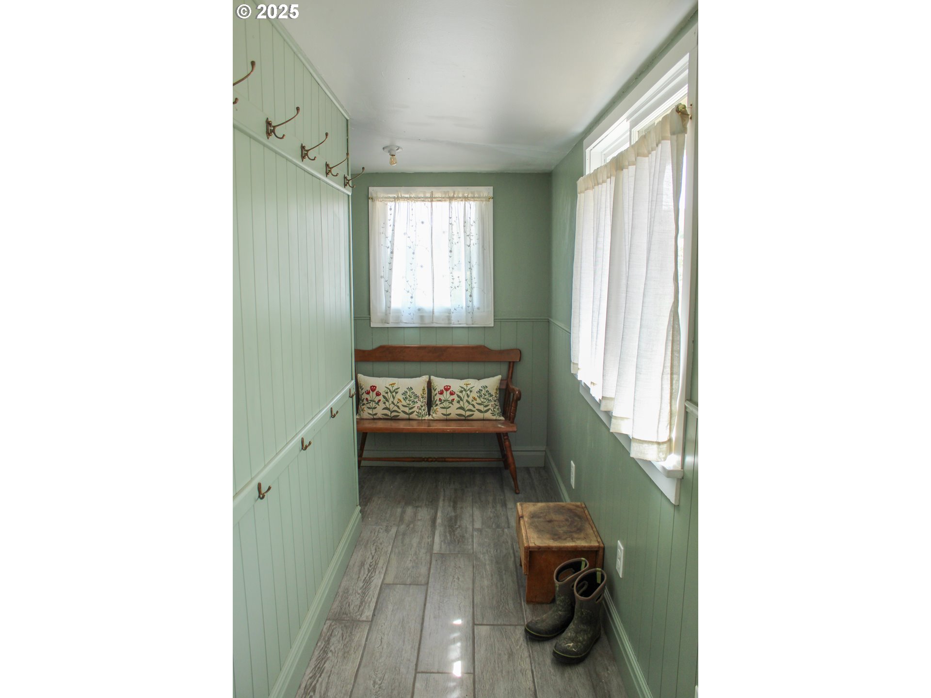 43580 Old Foothill Road Richland, OR 97870 - Photo 15 of 33 a en suite bathroom with a sink a toilet and a window