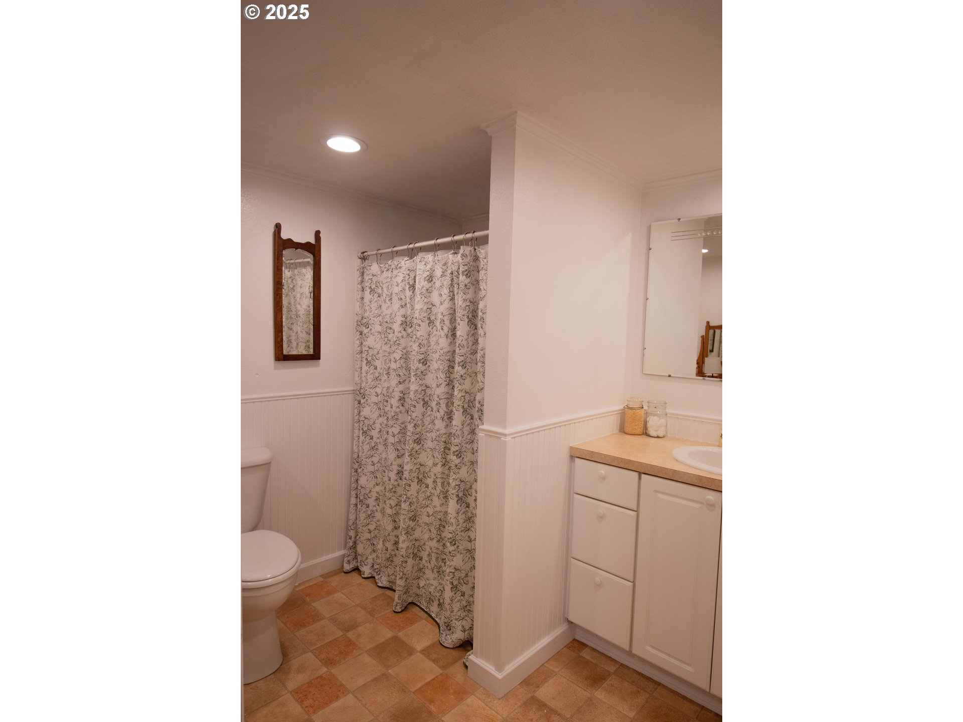 43580 Old Foothill Road Richland, OR 97870 - Photo 17 of 33 a bathroom with a toilet sink and shower