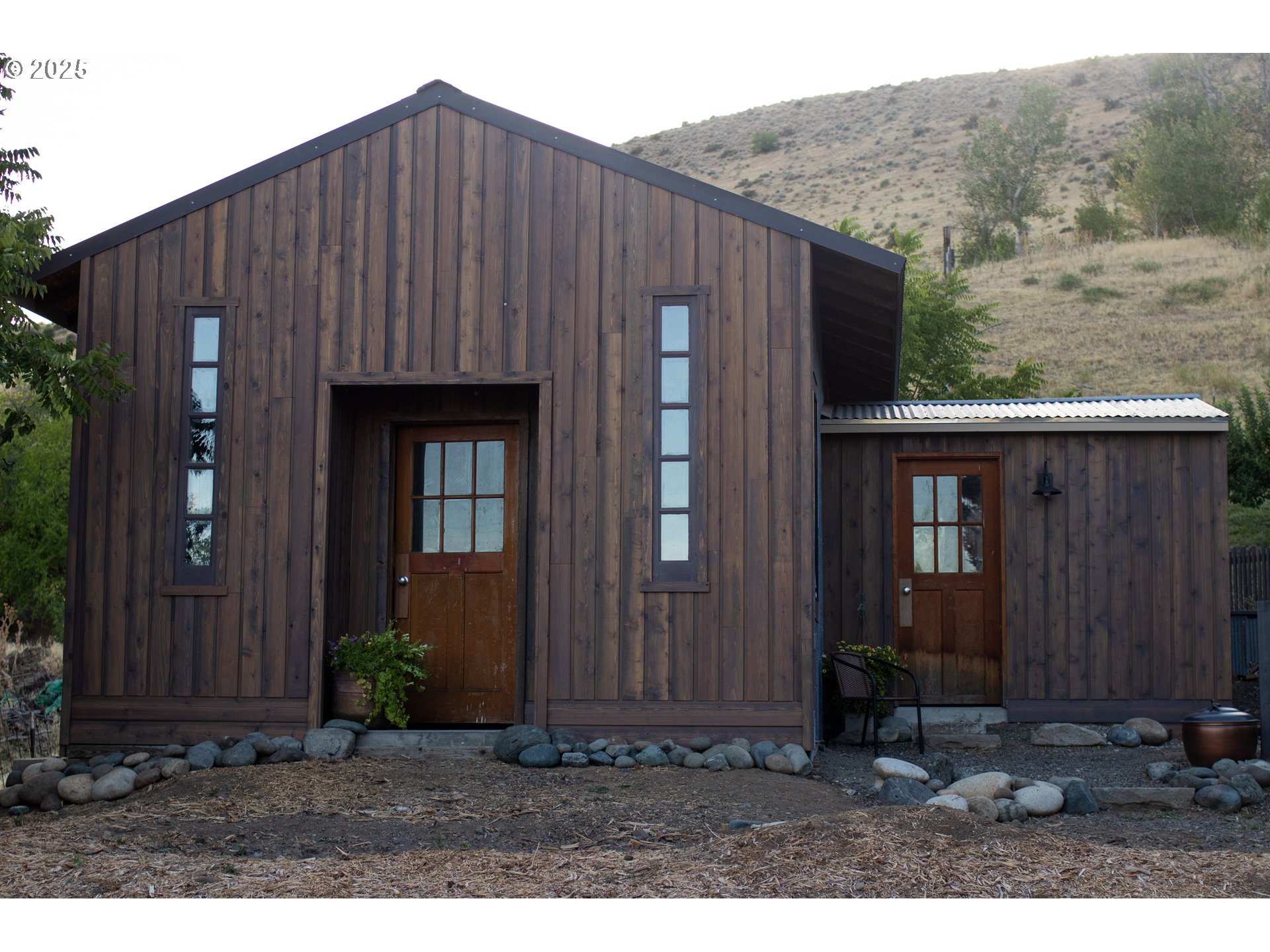 43580 Old Foothill Road Richland, OR 97870 - Photo 20 of 33 a backyard of a house with seating space