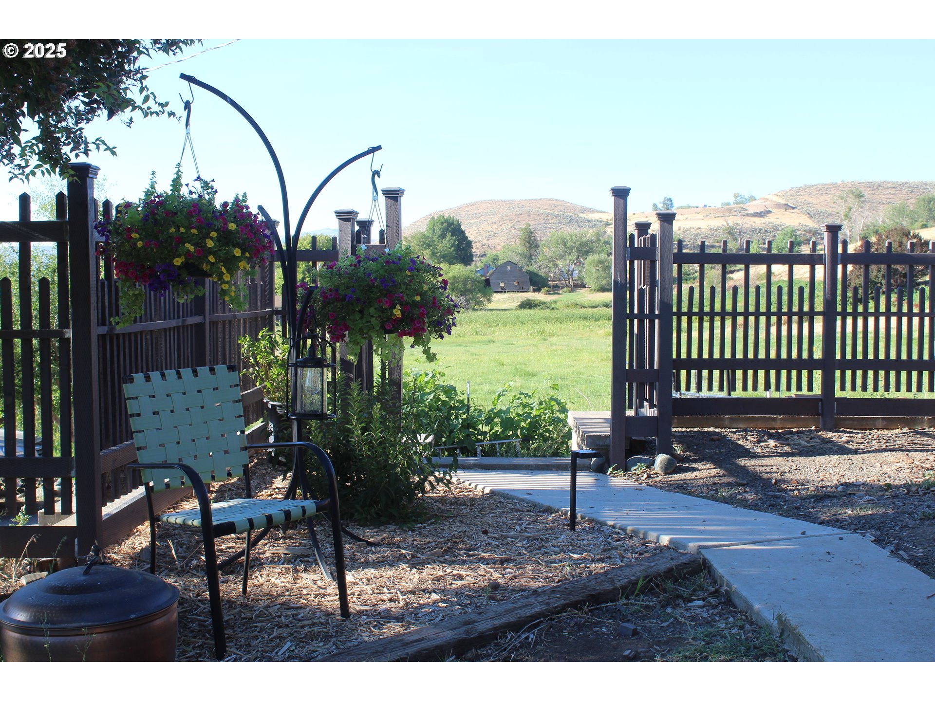 43580 Old Foothill Road Richland, OR 97870 - Photo 24 of 33 a view of a bench in a garden